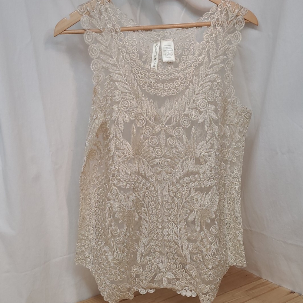 NWOT FORGOTTEN GRACE gorgeous golden lace overlay